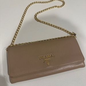 Prada wallet on chain